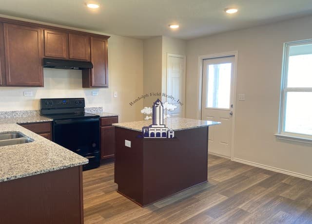 3-bedroom rental at 6231 Windy Green in San Antonio, TX — photo 4