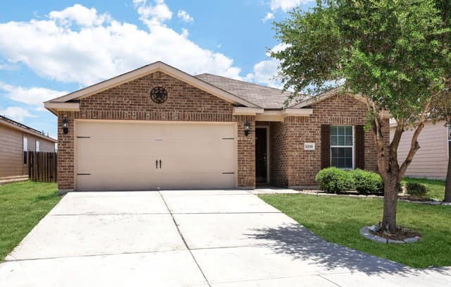3-bedroom rental at 12118 Luckey View in San Antonio, TX — photo 2