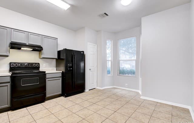 3-bedroom rental at 3735 Browning Bluff in San Antonio, TX — photo 4