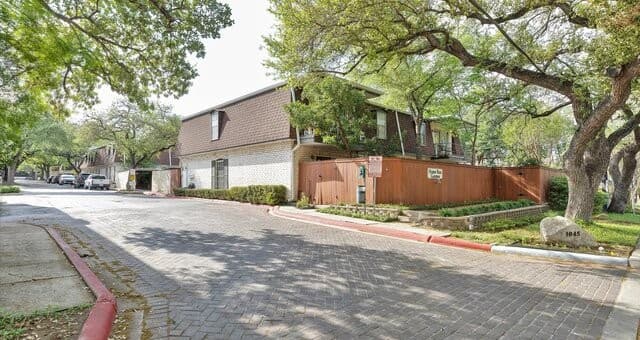 2-bedroom rental at 1045 Shook Ave Unit 101A in San Antonio, TX — photo 2