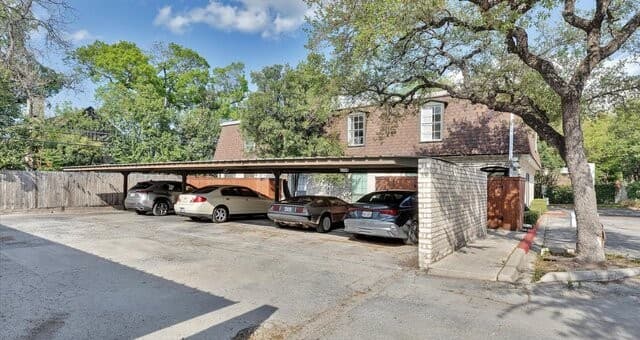 2-bedroom rental at 1045 Shook Ave Unit 101A in San Antonio, TX — photo 3