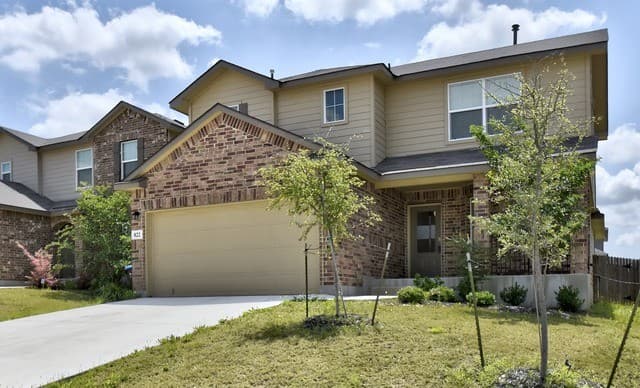 4-bedroom rental at 822 Brown Thrasher in San Antonio, TX — photo 2