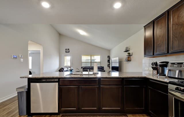 4-bedroom rental at 822 Brown Thrasher in San Antonio, TX — photo 5