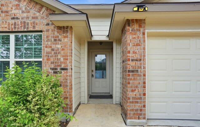 3-bedroom rental at 6034 Palmetto in San Antonio, TX — photo 2