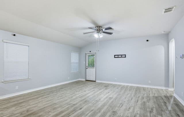 3-bedroom rental at 6034 Palmetto in San Antonio, TX — photo 4