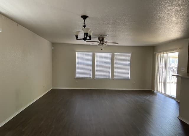 3-bedroom rental at 13719 York Woods in San Antonio, TX — photo 4