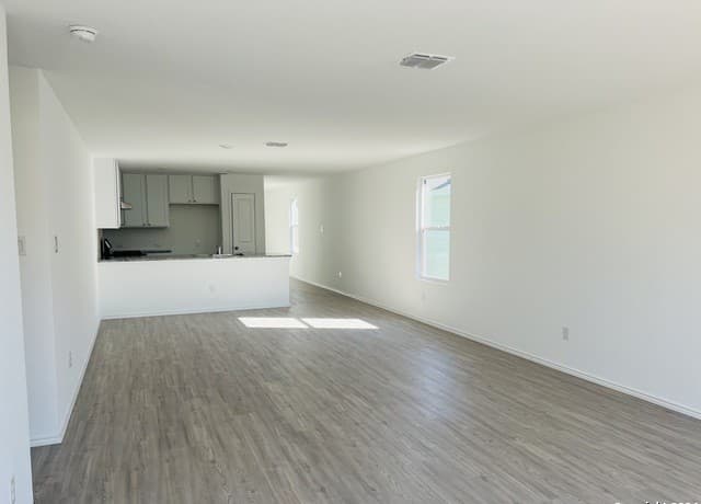 4-bedroom rental at 5475 Calton Bend in San Antonio, TX — photo 3