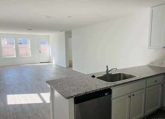 4-bedroom rental at 5475 Calton Bend in San Antonio, TX — photo 4