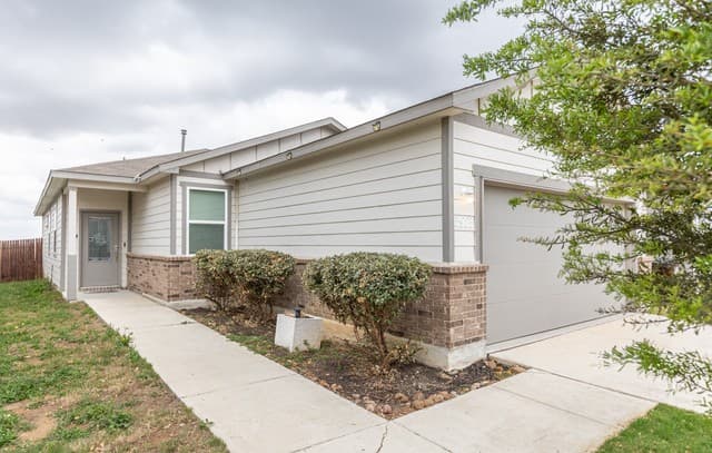 3-bedroom rental at 3923 Ivy in St Hedwig, TX — photo 2