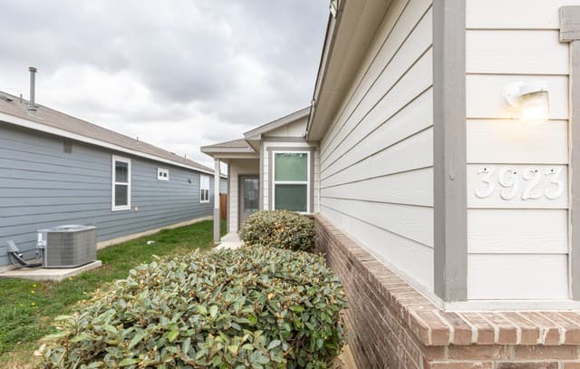 3-bedroom rental at 3923 Ivy in St Hedwig, TX — photo 3