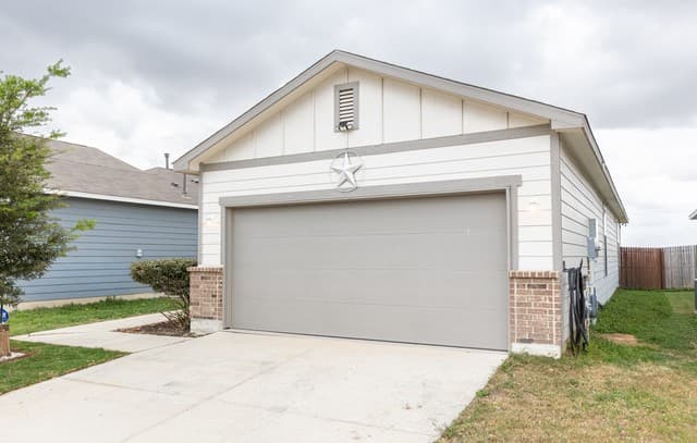 3-bedroom rental at 3923 Ivy in St Hedwig, TX — photo 4