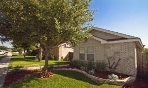 3-bedroom rental at 7919 Woodchase in San Antonio, TX — photo 2