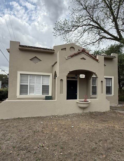 4-bedroom rental at 402 W Elsmere in San Antonio, TX — photo 2