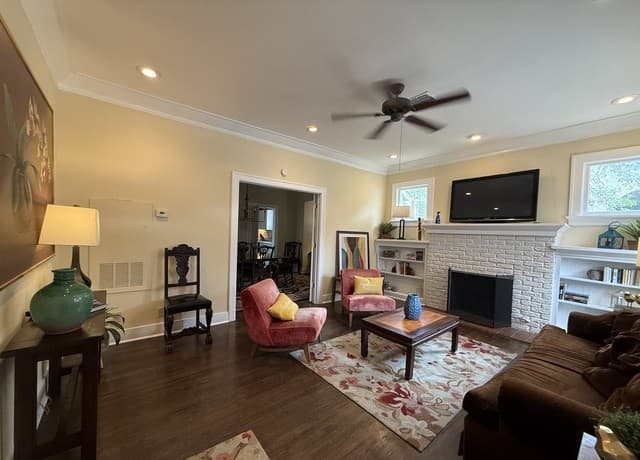 4-bedroom rental at 402 W Elsmere in San Antonio, TX — photo 3