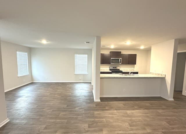 4-bedroom rental at 13756 Red Rock Run in San Antonio, TX — photo 3