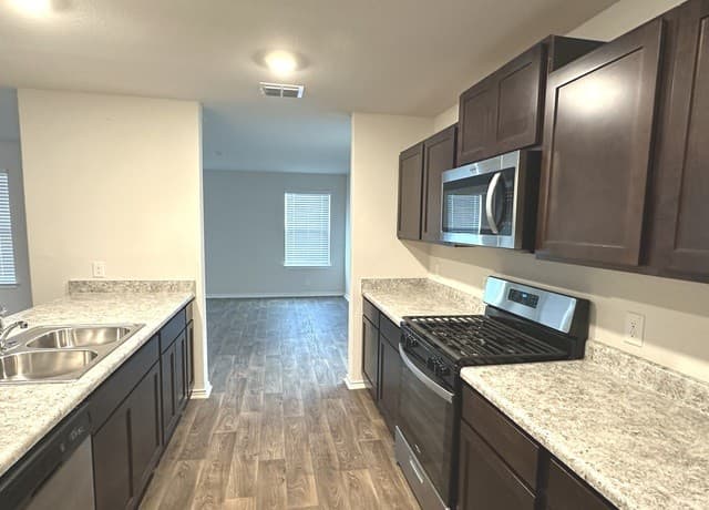 4-bedroom rental at 13756 Red Rock Run in San Antonio, TX — photo 5