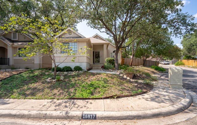 3-bedroom rental at 16817 Brookwood in San Antonio, TX — photo 2