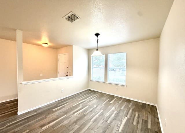 3-bedroom rental at 10114 Emerald Sun in San Antonio, TX — photo 4