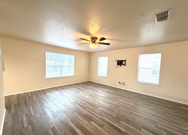 3-bedroom rental at 10114 Emerald Sun in San Antonio, TX — photo 5