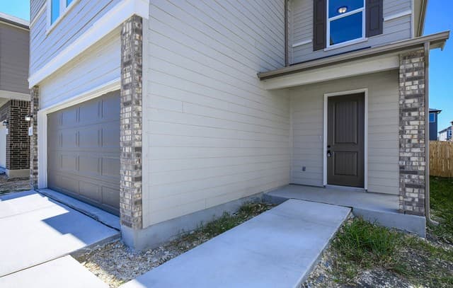 4-bedroom rental at 6511 Runaway Row in Converse, TX — photo 3