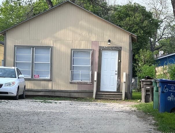 2-bedroom rental at 403 Terrell Ave Unit 5 in San Antonio TX