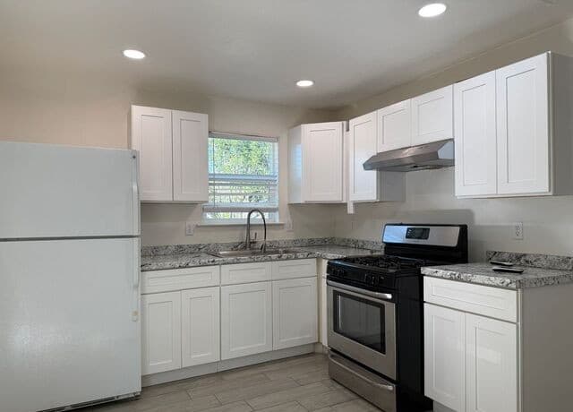 1-bedroom rental at 166 El Monte Unit 3 in San Antonio, TX — photo 3