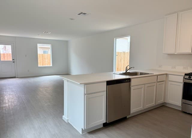 4-bedroom rental at 3024 Carnelian in San Antonio, TX — photo 4