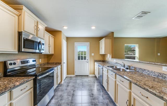 3-bedroom rental at 2915 Lavender Mdw in San Antonio, TX — photo 2