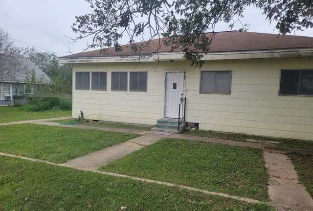 2-bedroom rental at 925 4Th St in Floresville TX