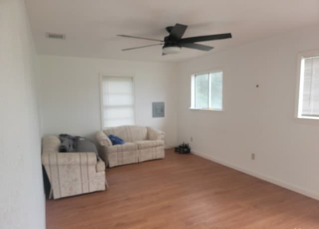2-bedroom rental at 925 4Th St in Floresville, TX — photo 2