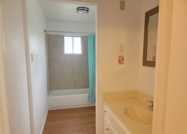 2-bedroom rental at 925 4Th St in Floresville, TX — photo 4
