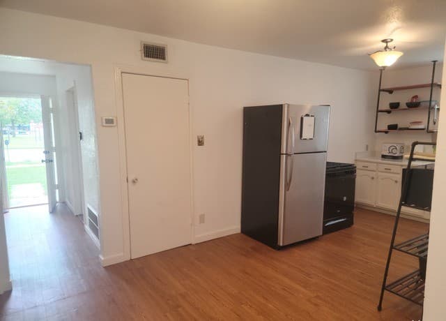 2-bedroom rental at 925 4Th St in Floresville, TX — photo 5