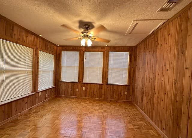 4-bedroom rental at 6035 Merrimac in San Antonio, TX — photo 5
