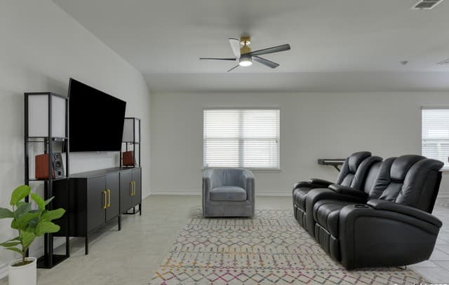 4-bedroom rental at 8732 Ironwood Hill in San Antonio, TX — photo 4