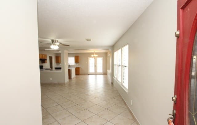 3-bedroom rental at 7807 Pecan Heights in San Antonio, TX — photo 2
