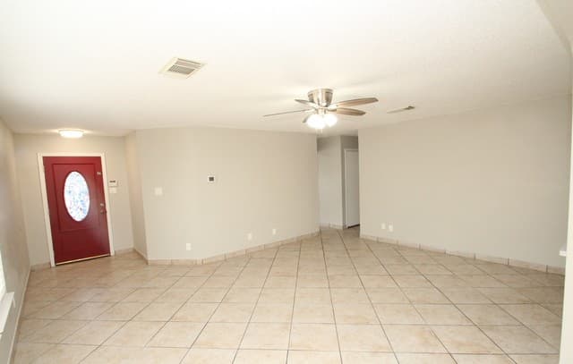 3-bedroom rental at 7807 Pecan Heights in San Antonio, TX — photo 5