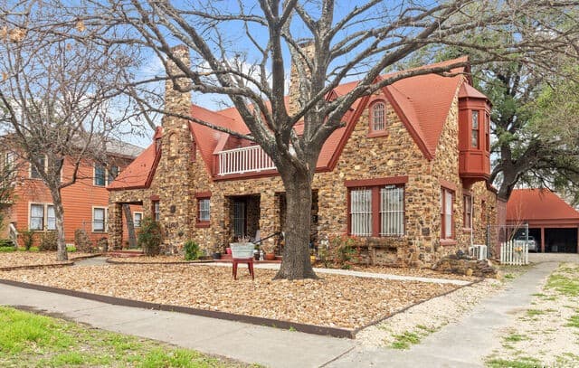 2-bedroom rental at 1618 W Kings Hwy Unit 1620-1 in San Antonio, TX — photo 2