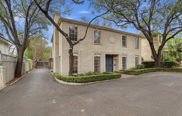 2-bedroom rental at 484 E Olmos Dr in Olmos Park, TX — photo 2