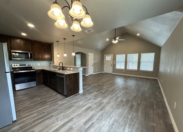3-bedroom rental at 107 Virginia Way in Spring Branch, TX — photo 3