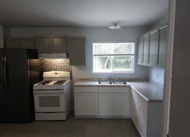 3-bedroom rental at 5619 Stonybrook Dr in San Antonio, TX — photo 4