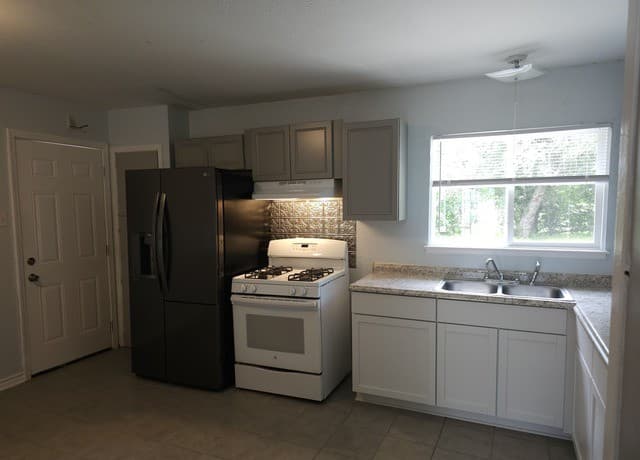 3-bedroom rental at 5619 Stonybrook Dr in San Antonio, TX — photo 5