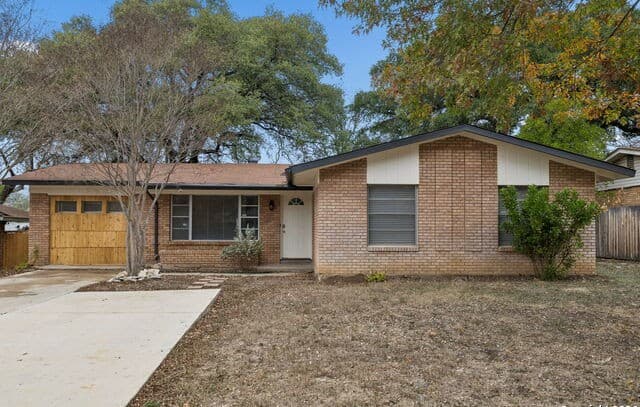 4-bedroom rental at 4627 Allegheny Dr in San Antonio, TX — photo 2