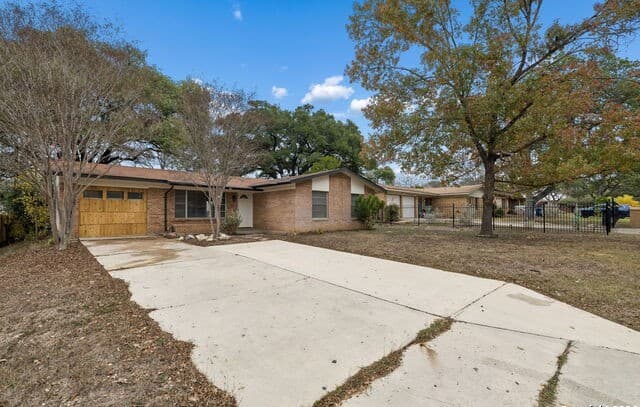 4-bedroom rental at 4627 Allegheny Dr in San Antonio, TX — photo 5