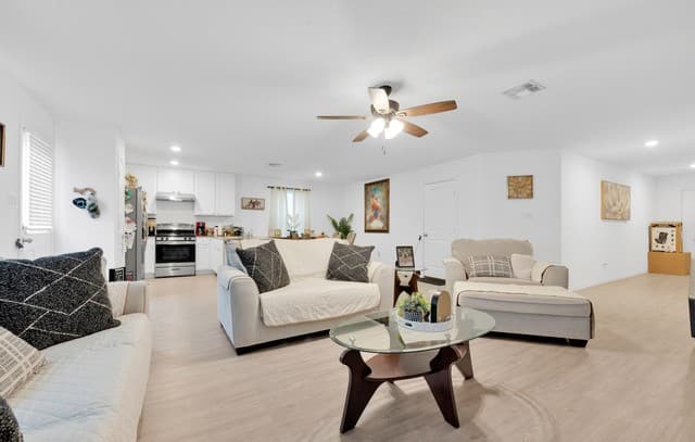 4-bedroom rental at 5258 Monarch in San Antonio, TX — photo 3