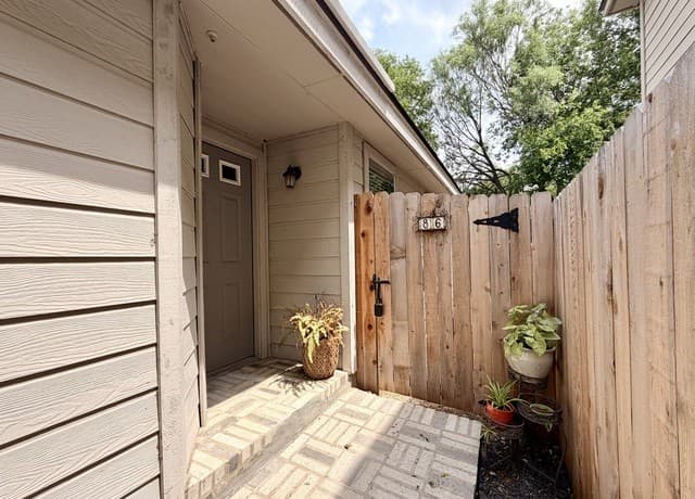 3-bedroom rental at 86 Coastal in San Antonio, TX — photo 2