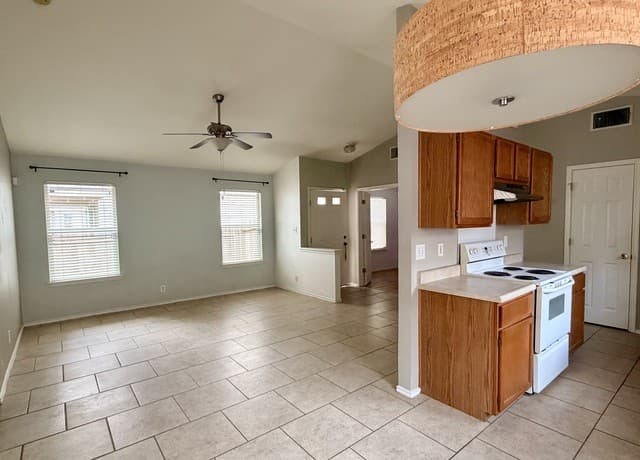 3-bedroom rental at 86 Coastal in San Antonio, TX — photo 5