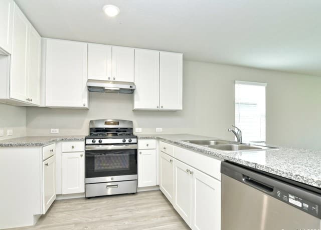 4-bedroom rental at 9719 Mill in San Antonio, TX — photo 2
