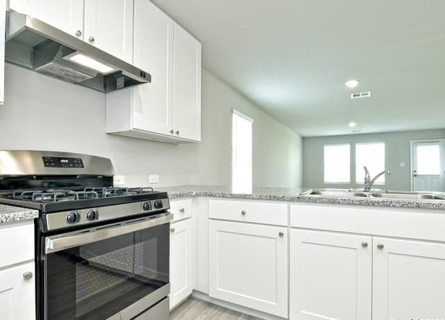 4-bedroom rental at 9719 Mill in San Antonio, TX — photo 3