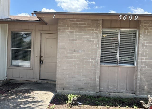2-bedroom rental at 5609 Lochmoor Unit #1 in San Antonio TX