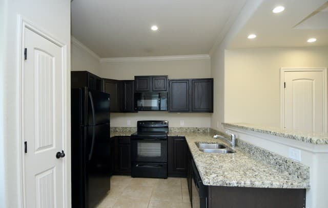 3-bedroom rental at 6610 Arancione Ave Unit 103 in San Antonio, TX — photo 2